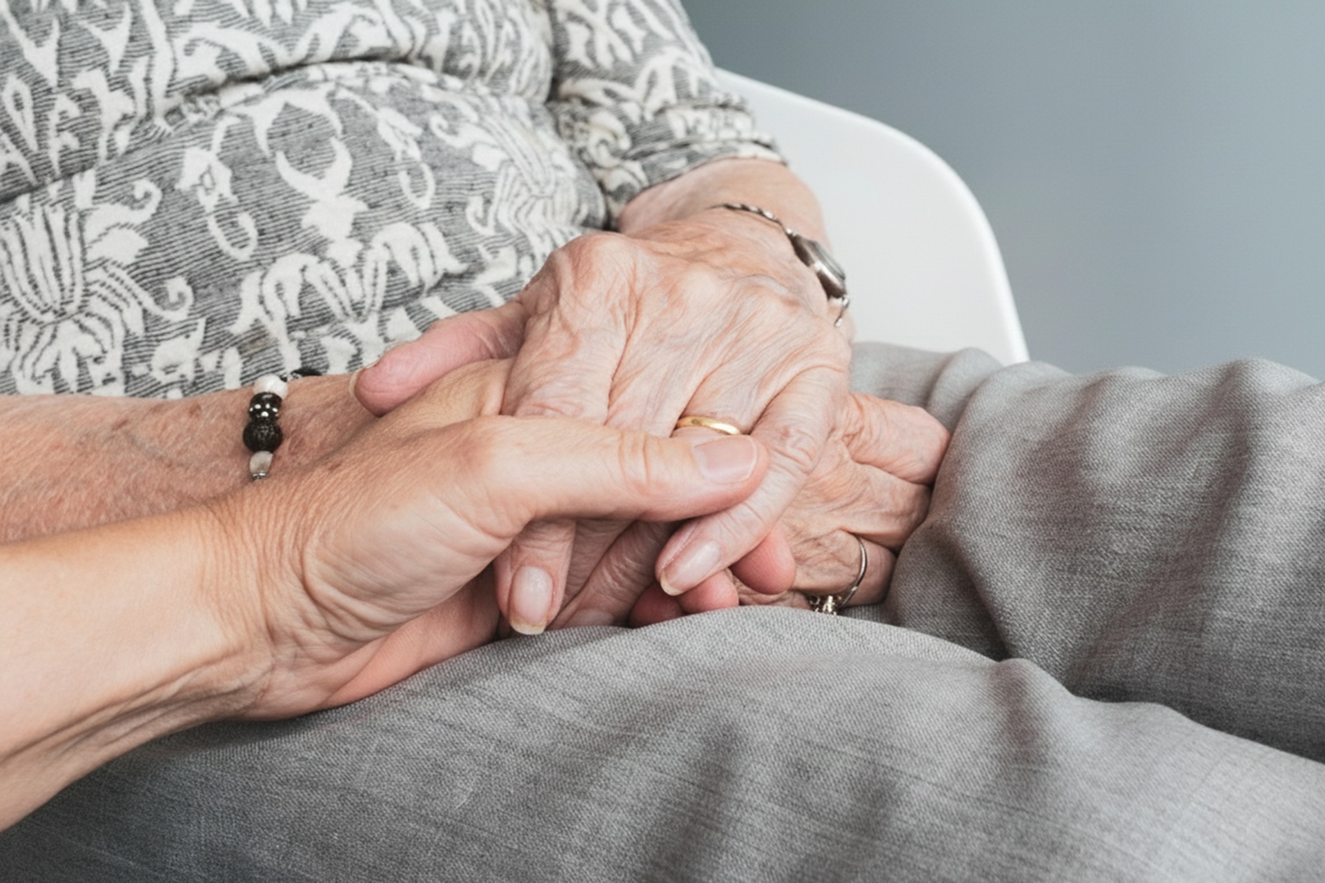 Komfort snu a proces leczenia i rehabilitacji. Kiedy łóżko rehabilitacyjne z wypożyczalni staje się niezbędne?